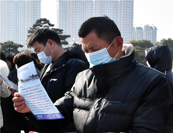 南阳市方城县：送岗“点对点” 服务“面对面”_fororder_求职者查看用工企业介绍 摄影 宋晓红