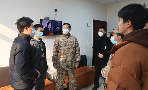 自贡军分区司令员秦磊到贡井区督导征兵体检工作_fororder_1督导征兵体检工作现场
