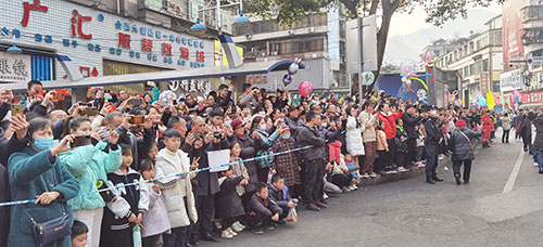 宜宾珙县：民俗巡游闹元宵 欢天喜地过大年_fororder_街道两旁围观群众-摄影-何芳4
