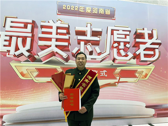 “最美志愿者”杜海龙：学习雷锋四十载 红色逐梦向未来_fororder_杜海龙在发布仪式现场 摄影 张栋察