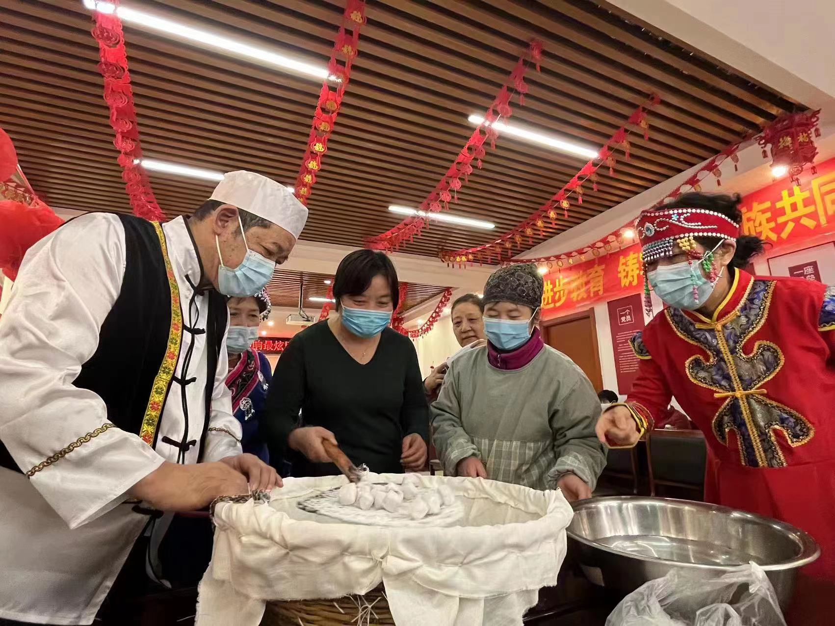 （原创）石家庄市新华区开展多形式活动 欢喜庆元宵_fororder_清真寺街社区居民们在一起做汤圆