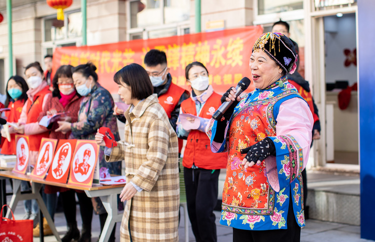 呼和浩特市玉泉区：寻雷锋足迹 扬志愿精神_fororder_8——2023年3月3日，呼和浩特市玉泉区清泉街社区文化志愿者为居民表演二人台《文明创建入人心》。20230303-A01I3099