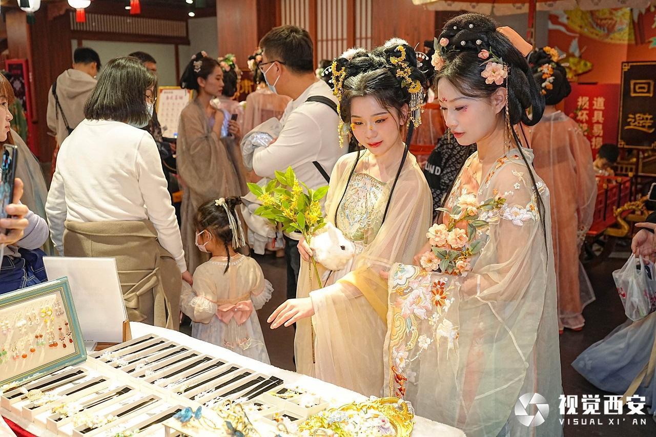 让花朝节的氛围萦绕春日古城 长安十二时辰街区举行“锦衣霓裳·游长安”活动