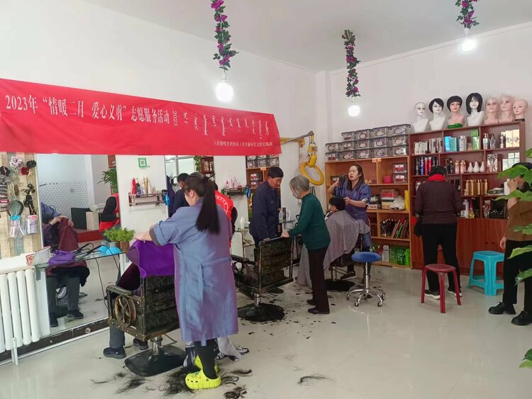 乌审旗嘎鲁图镇“共享社区”：党建统领 其乐融融_fororder_志愿者在嘎鲁图镇”共享发屋“开展爱心义剪活动