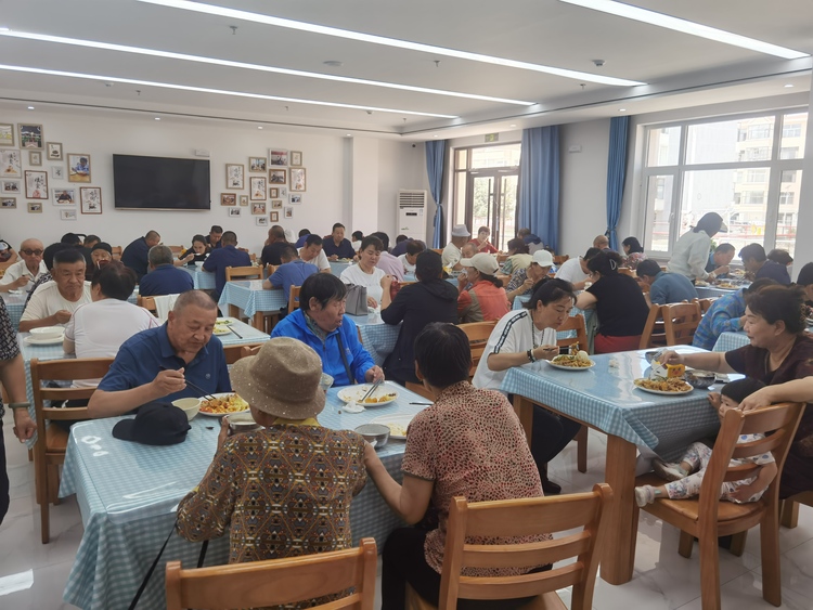 乌审旗嘎鲁图镇“共享社区”：党建统领 其乐融融_fororder_社区居民在嘎鲁图镇“共享餐厅”品尝实惠可口的饭菜