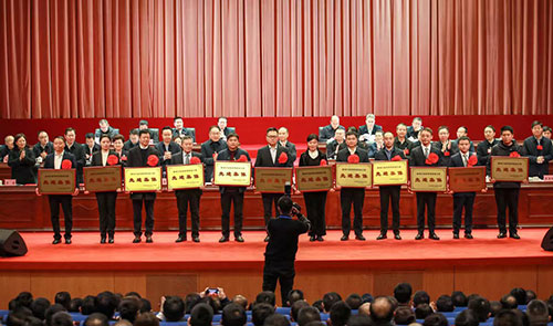 雅安：全力以赴拼经济拼项目拼环境 决战决胜“千亿”目标_fororder_先进集体和个人表彰现场--供图--雅安市委宣传部