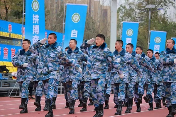 四川省双流棠湖中学海军航空试验班“高质量”军训正式开营_fororder_学生训练现场-刘井波