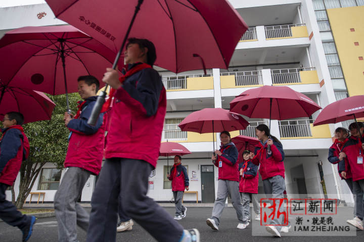 金华：校园爱心伞撑起文明风景线_fororder_1676093045938_63e72675159bb80b99590e9e