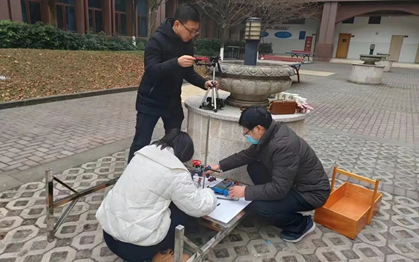 四川省双流棠湖中学召开国家资源网课程建设物理微课制作推进会_fororder_老师们正在录制精品课