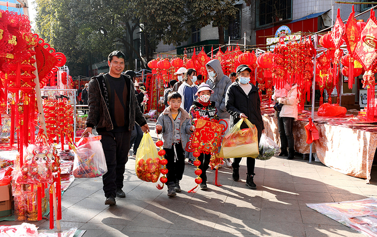 “镜头下的大凉山”：凉山的浓浓年味儿_fororder_1月16日，盐源县城，市民购买年货，喜气洋洋。周国洪摄
