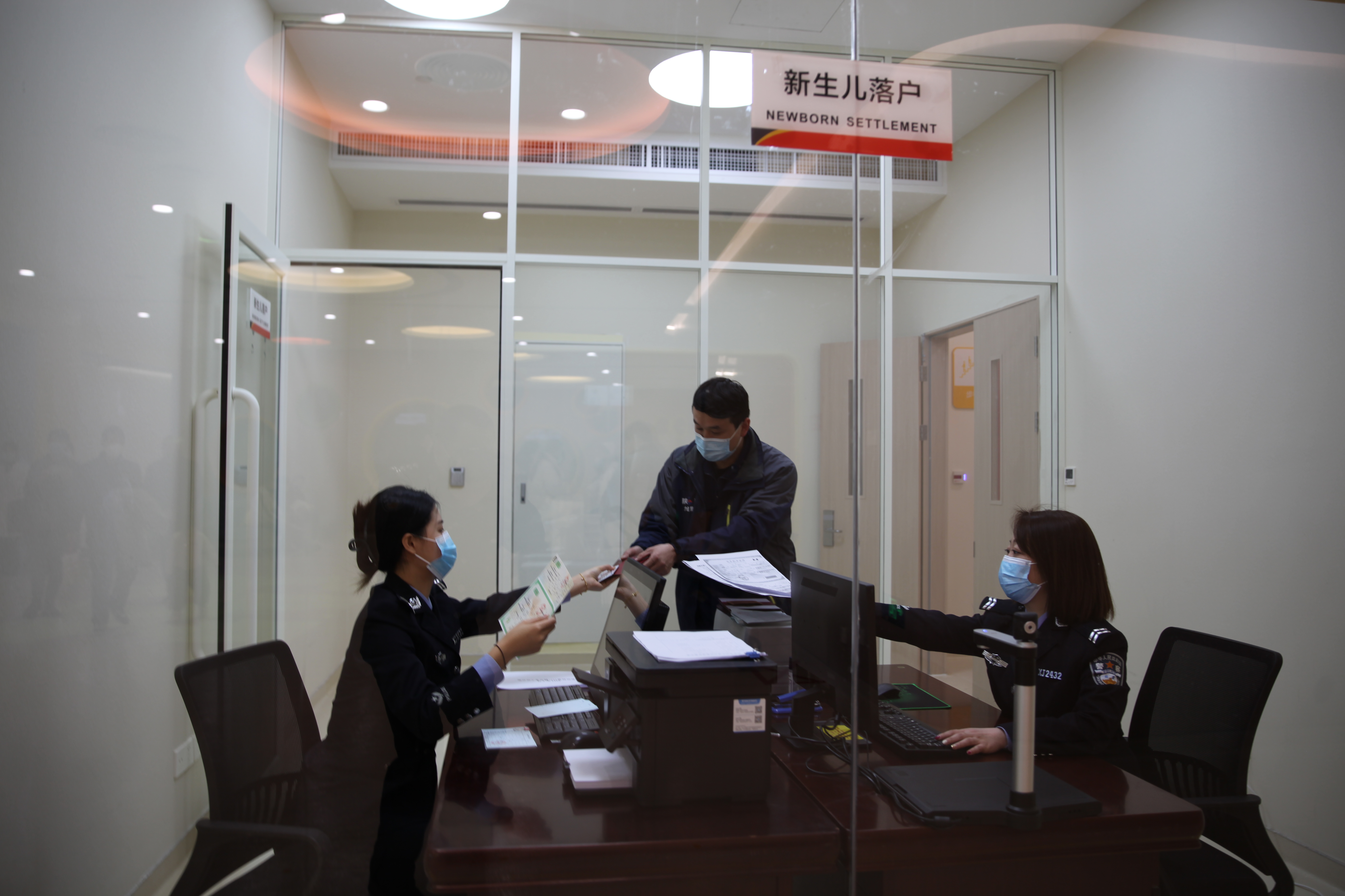 服务群众零距离  新生儿落户顺手办  ——公安高新分局“新生儿落户”户籍业务入驻国际医学服务站_fororder_微信图片_20230215101824