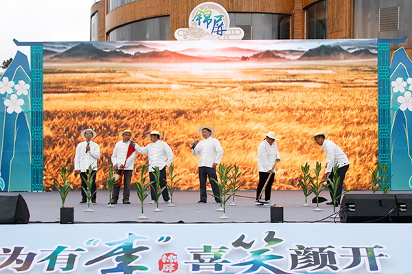 宜宾：屏山县锦屏镇第九届李花旅游文化暨特色农产品展销节开幕_fororder_演出现场-摄影-何芳