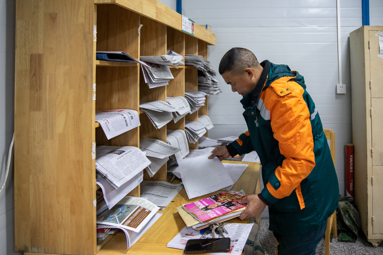 杨桢桂：穿行在南岳衡山的“云端信使”_fororder_老杨在分拣当日邮件。莫雄飞摄