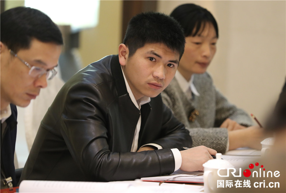 图片默认标题_fororder_李洪亮在参加小组讨论