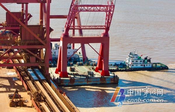 千吨起重巨无霸浮吊靠泊 助力宁波舟山港再添新“重器”_fororder_00300884419_58498b18