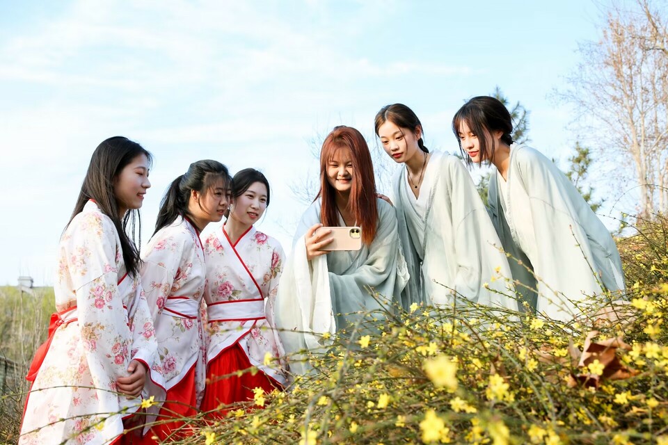 山东淄博：校园春花灿烂 学子推介学校