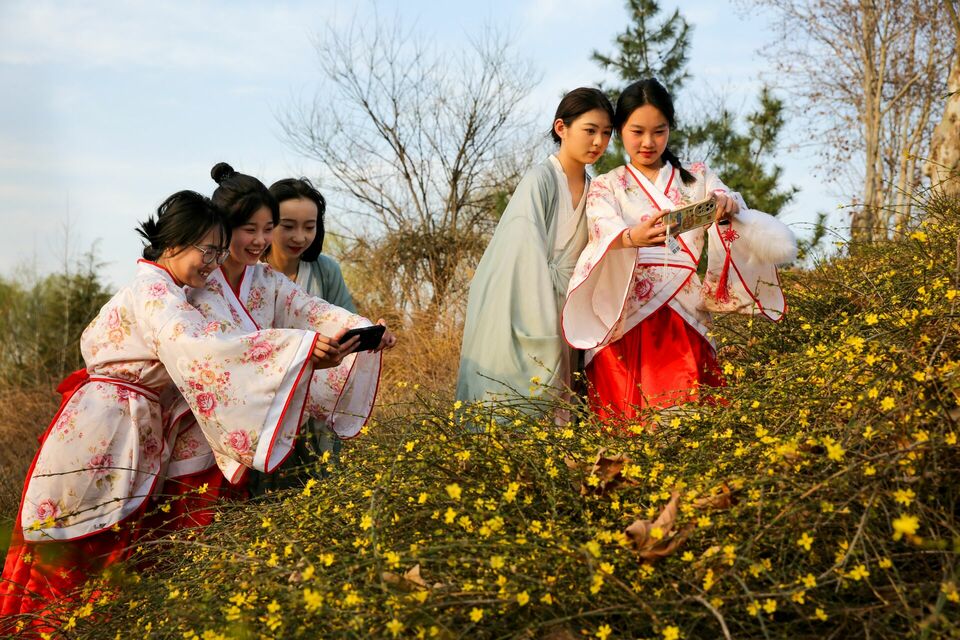 山东淄博：校园春花灿烂 学子推介学校
