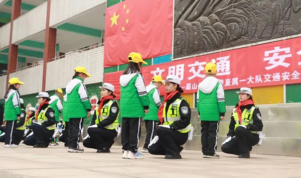 眉山东坡：交通安全进校园 平安守护“警”相连_fororder_交通安全进校园-供图-东坡小学（4）