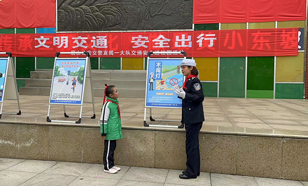 眉山东坡：交通安全进校园 平安守护“警”相连_fororder_交通安全进校园-供图-东坡小学（3）