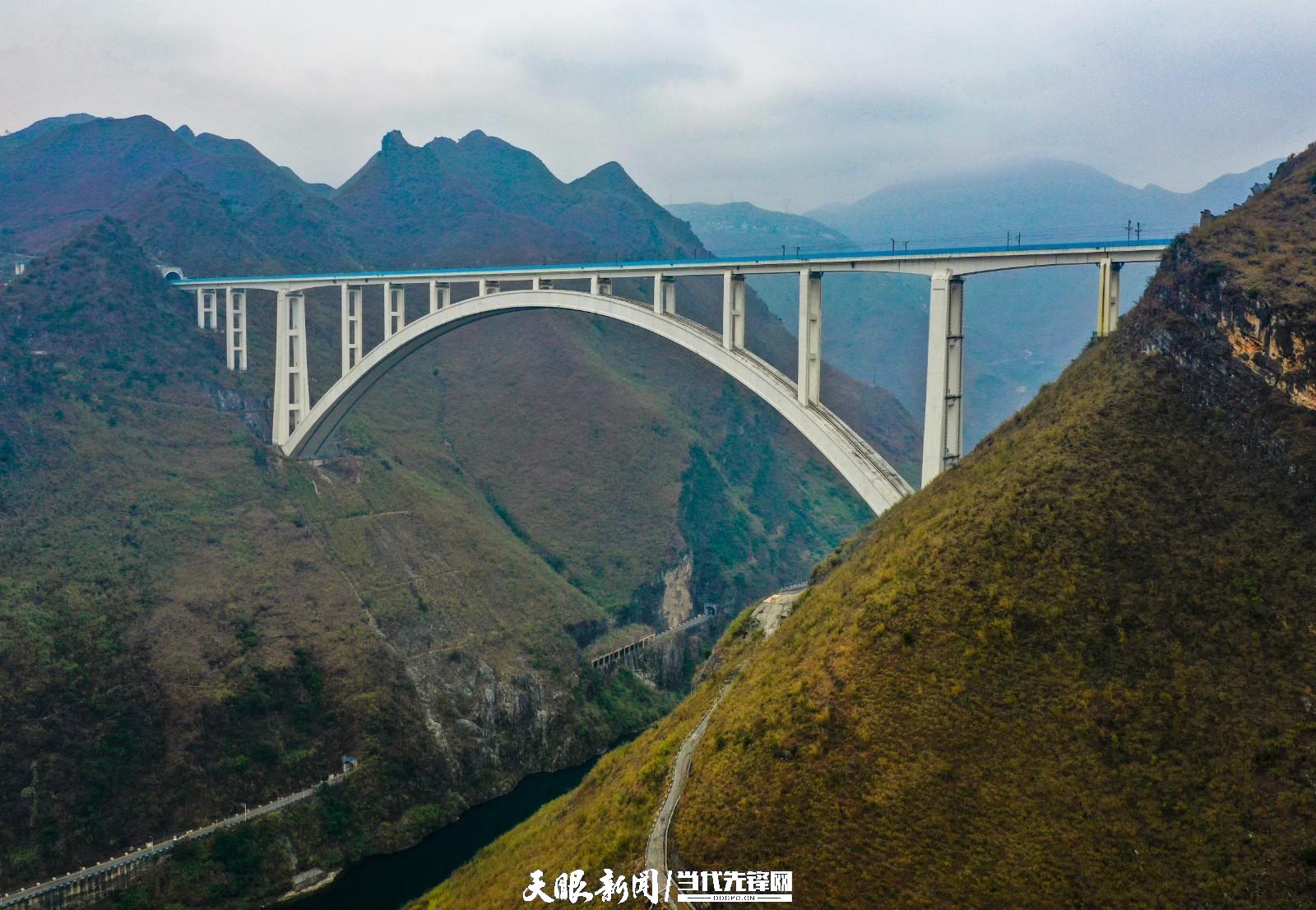 “飞阅”沪昆高铁北盘江特大桥