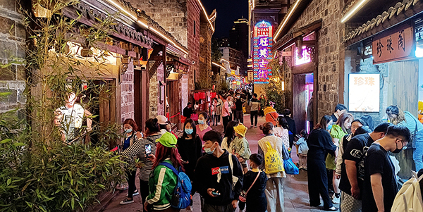 宜宾文旅产业百花齐放 旅游新热点家喻户晓_fororder_宜宾冠英街，人潮涌动-摄影-陈忆