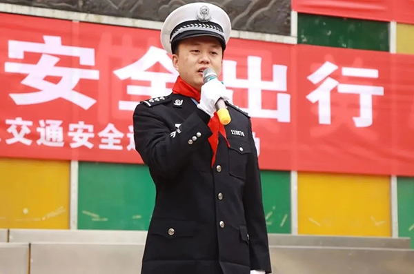眉山东坡：交通安全进校园 平安守护“警”相连_fororder_交通安全进校园-供图-东坡小学（6）