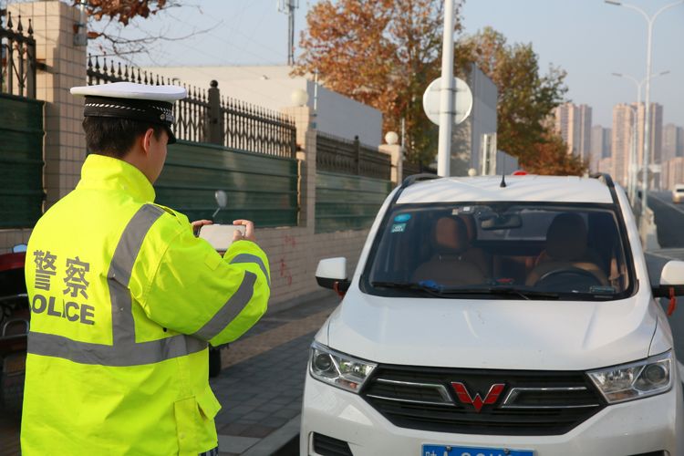 助力城市更文明 宝鸡交警使用移动抓拍设备治理违停