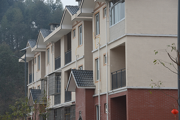 深山建起小洋房 自贡市荣县132户村民告别独户居住_fororder_1村民新居