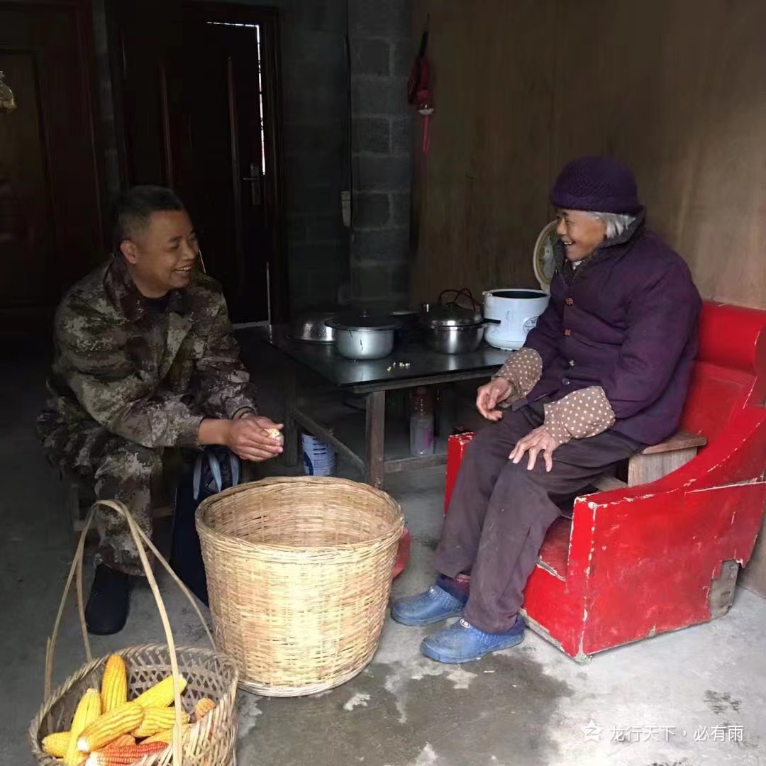 茶村第一书记龙延忠 从脱贫攻坚到乡村振兴“不歇气”_fororder_记龙延忠入户走访脱贫户弄海队潘育英（母亲）了解生活