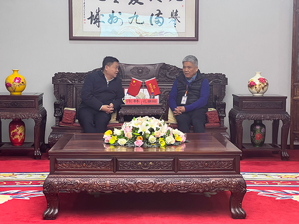 宜宾市翠屏区委副书记、区长张林率队赴上海开展招商引资活动_fororder_张林（左）与上海麦金地集团股份有限公司董事长孔德顺亲切交谈