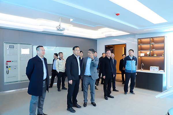 自贡：又一锂电溶剂头部企业落户沿滩 预估年均销售收入75亿元_fororder_考察现场（供图-沿滩区委宣传部）