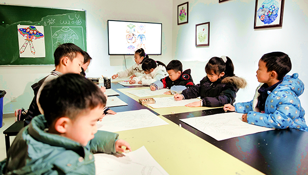（张）眉山仁寿：聚焦“一老一小” 绘就民生幸福底色_fororder_孩子们在社区儿童活动综合体画画--摄影--潘建勇