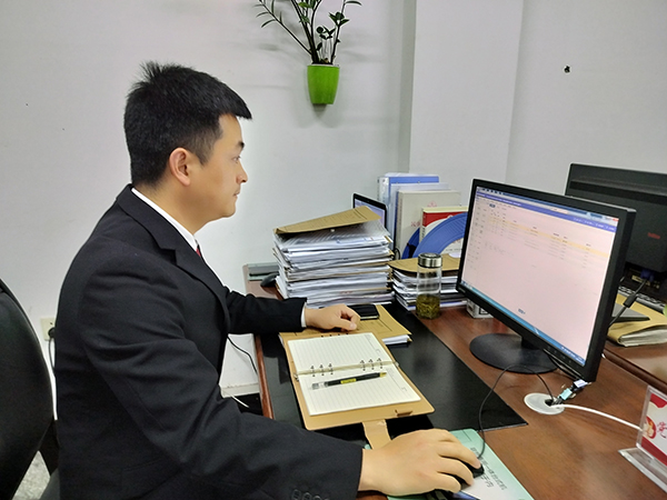 （张）资阳乐至张磊：群众之事无小事_fororder_张磊在工作-供图-乐至县人民法院执行局