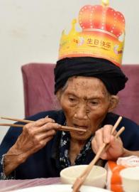 两百亲友贺寿 世界最长寿老人119岁了（图）