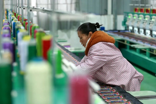 （供稿）贵州平塘：整合民族资源 打造融合民族工艺产业_fororder_微信图片_20230227160612
