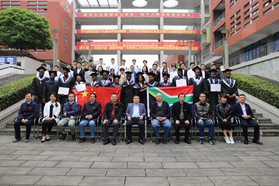 国际合作高水平内涵式发展  打造高职国际化办学典范_fororder_毕业合影.JPG