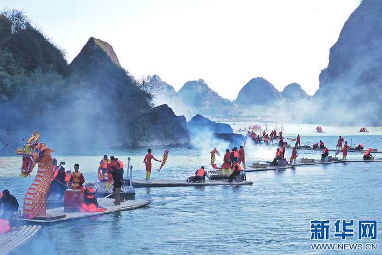 江西龙虎山：“水上长龙”舞动泸溪河