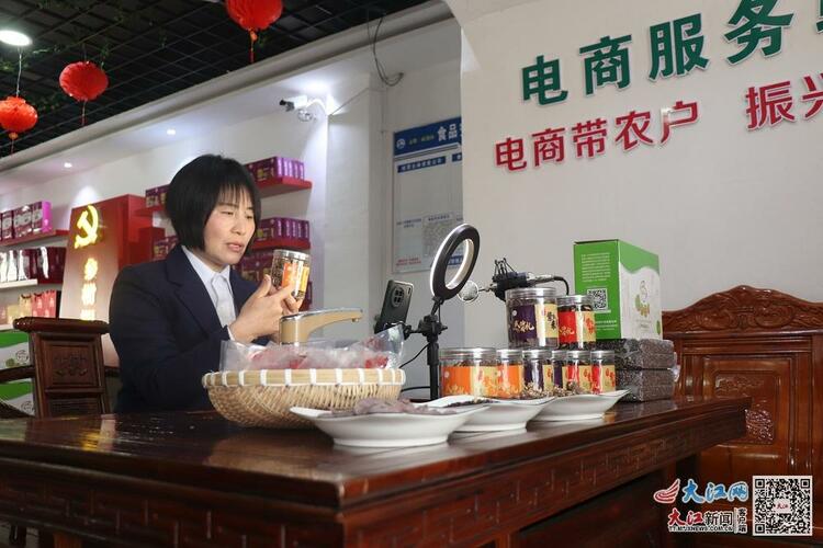 全国人大代表谭新萍：直播带货的村书记 致富路上当“红娘”_fororder_1