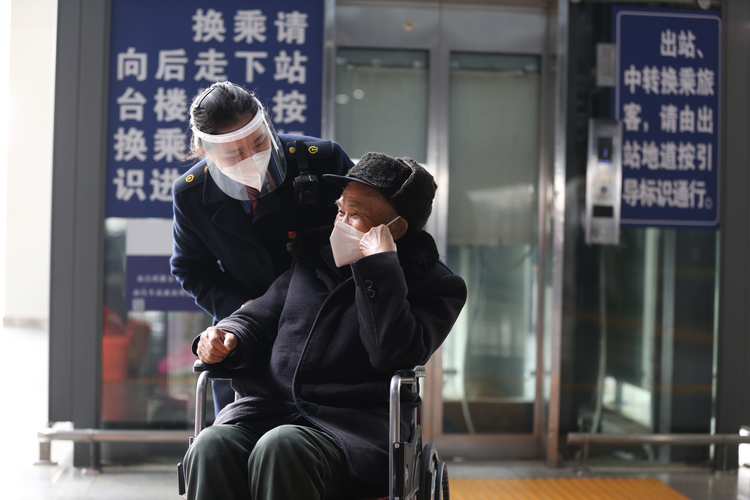 初心不改 情暖旅途——记南昌火车站“红土情”服务台刘洋_fororder_图片1