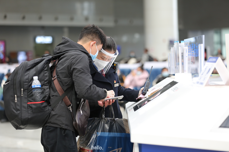 初心不改 情暖旅途——记南昌火车站“红土情”服务台刘洋