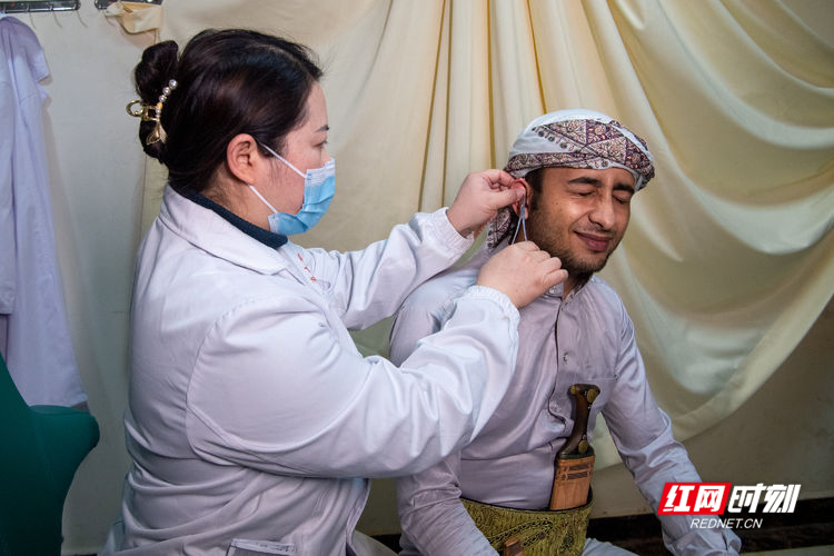 超兴奋！外国留学生在湖南组团体验中医魅力