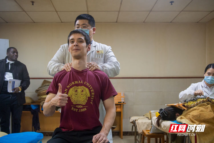 超兴奋！外国留学生在湖南组团体验中医魅力
