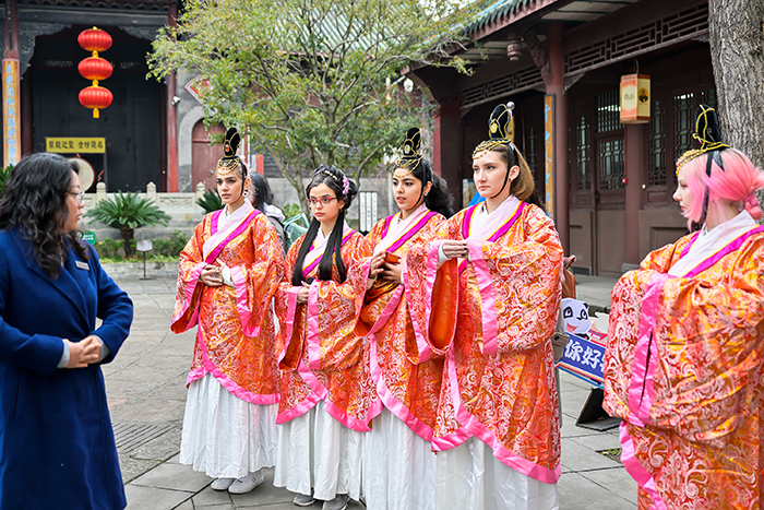 多国“Z世代”青年走进犍为 “你好犍为·春天YOU我”——丝路青年花季研学之旅正式启动_fororder_留学生们正在学习礼仪-摄影-廖志全
