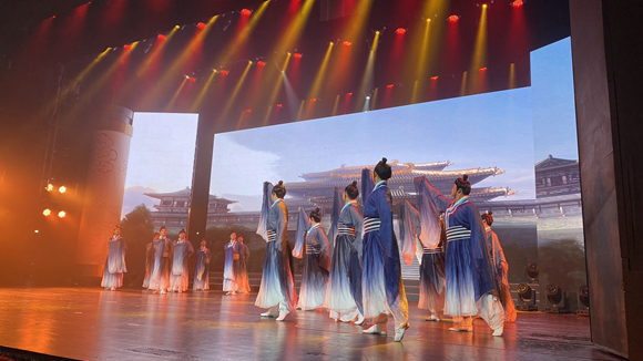 大型诗歌音乐舞蹈史诗《诗韵中华》之“诗韵重庆 风雅山城”在重庆大剧院上演