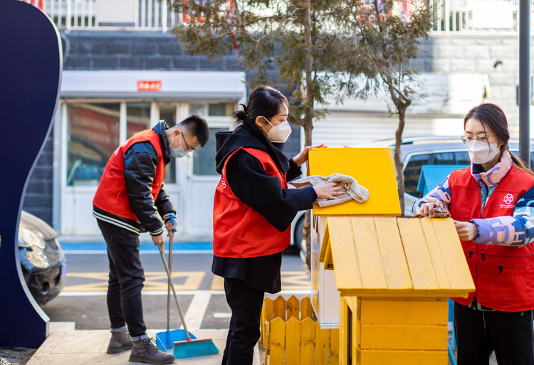 呼和浩特市玉泉区：寻雷锋足迹 扬志愿精神_fororder_5——2023年3月3日，呼和浩特市玉泉区清泉街社区志愿者在清洁社区公共设施。20230303-A01I2636