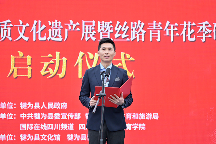 多国“Z世代”青年走进犍为 “你好犍为·春天YOU我”——丝路青年花季研学之旅正式启动_fororder_四川大学海外教育学院老师刘延林发表演讲-摄影-廖志全