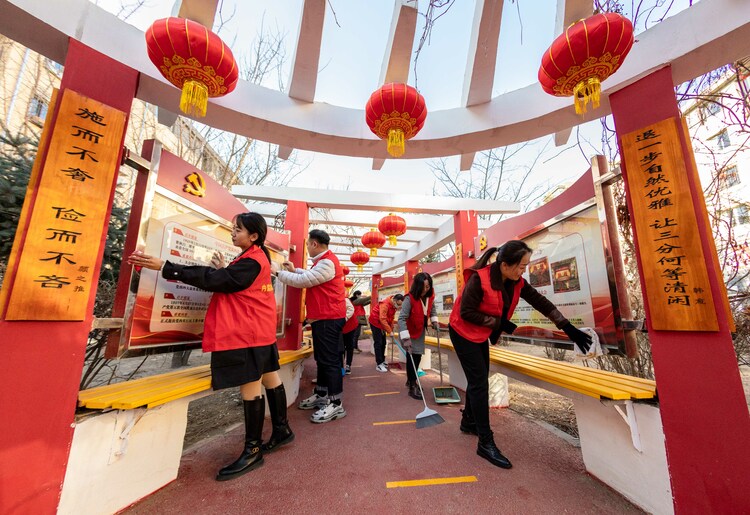 呼和浩特市玉泉区：寻雷锋足迹 扬志愿精神_fororder_2——2023年3月3日，呼和浩特市玉泉区清泉街社区志愿者在清洁社区文化长廊。20230303-AW8A2260