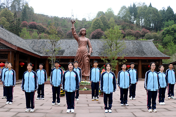 宜宾市一曼中学校：热血少年 致敬英烈_fororder_一曼学子诵读一曼事迹-摄影-陈国峰
