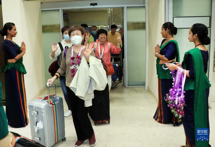 斯里兰卡举行仪式欢迎中国旅行团