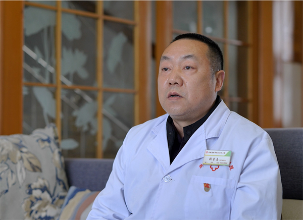 （张）“四川省第一批岗位学雷锋标兵”刘吉志：扎根农村 守护乡亲身体健康_fororder_刘吉志为村民医治-供图-洪雅县委宣传部（1）